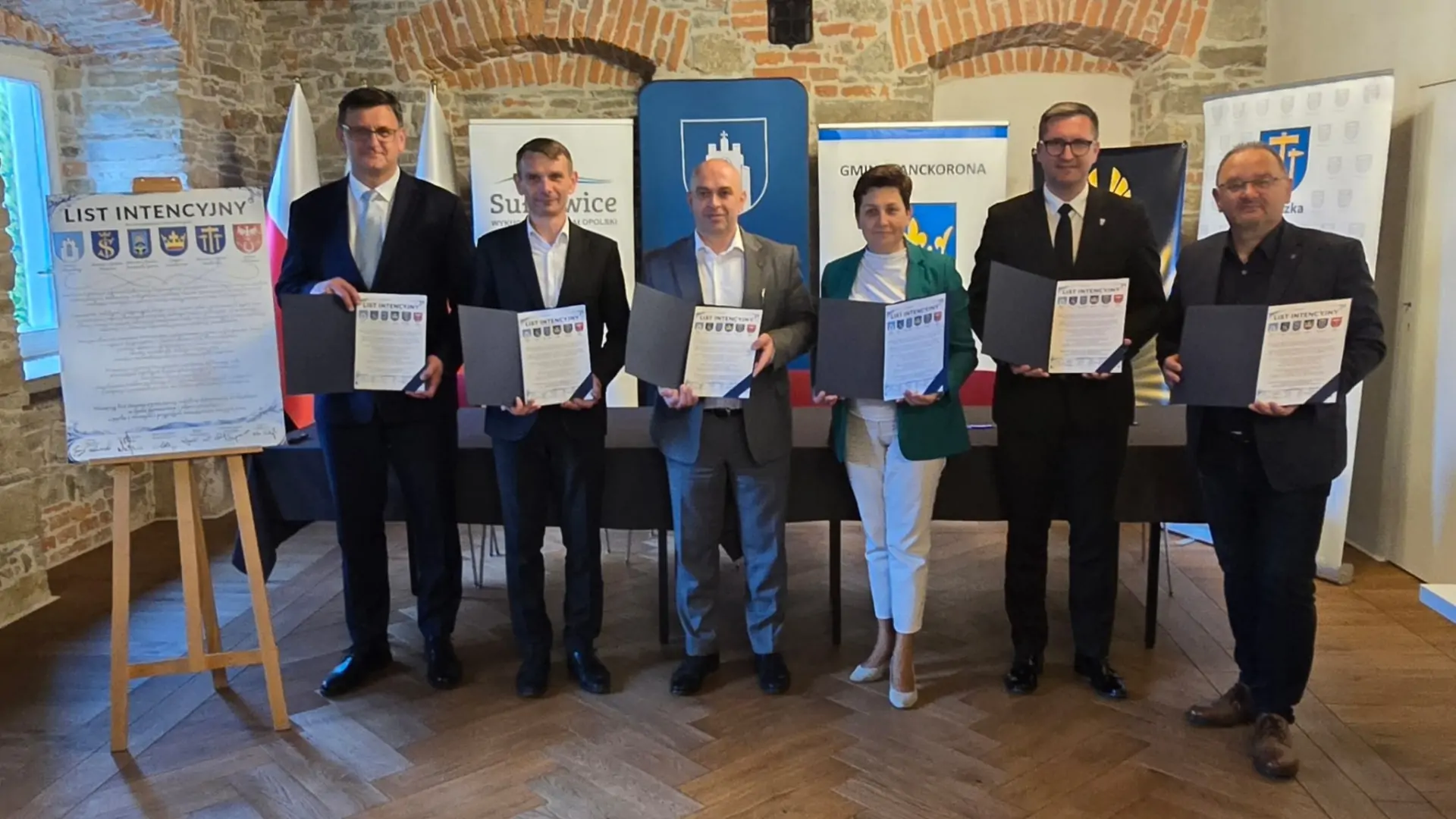 Zdjęcie grupowe przedstawicieli sześciu gmin, którzy podpisali list intencyjny.